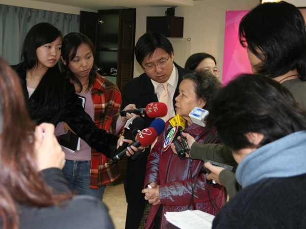 2005.12.09召開「礙在心裡口難開～法扶破萬件暨身心障礙扶助」記者會